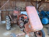deux vieux tracteurs dans une grange au toit en bois