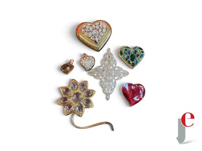 de nombreux types de broches sur un fond blanc