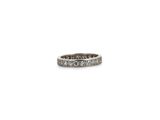 gros plan d'une bague en diamant sur fond blanc