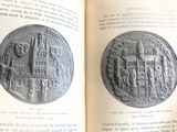 un livre ouvert sur lequel figure l'image d'une pièce de monnaie