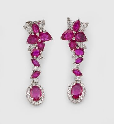 une paire de boucles d'oreilles en rubis et diamants