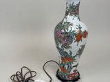 une lampe qui se trouve à côté d'une lampe sur une table