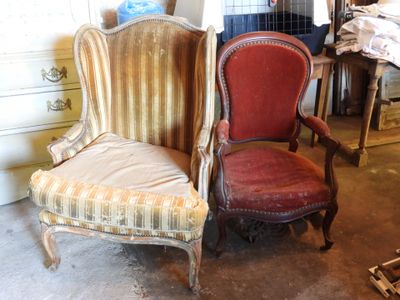 two chairs that are next to each other in a room