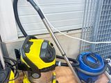 un aspirateur jaune et un aspirateur bleu posés par terre
