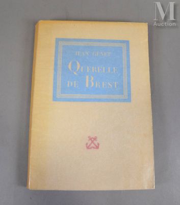 un vieux livre posé sur une table, à côté d'un livre à la couverture bleue et jaune