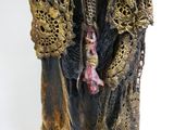 une statue représentant une femme portant un foulard sur la tête
