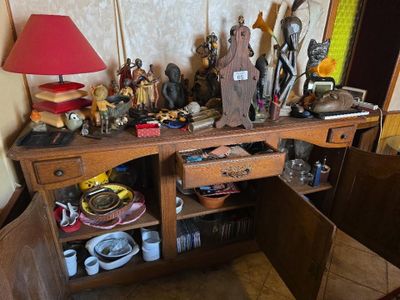 une table en bois sur laquelle sont posés de nombreux objets