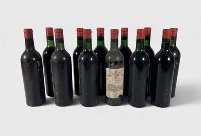 six bouteilles de vin alignées sur une surface blanche