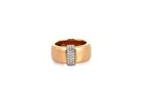 gros plan d'une bague en or avec des diamants sur fond blanc