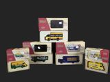 Des boîtes contenant un assortiment de petits véhicules-jouets sont empilées les unes sur les autres