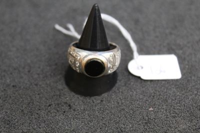 une bague en argent sertie d'une pierre noire