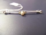 une photo d'une paire de boucles d'oreilles posées sur une table