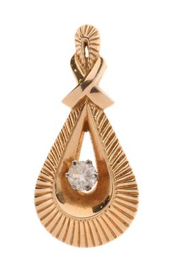 gros plan d'un pendentif en diamant sur fond blanc