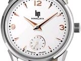 gros plan d'une montre sur fond blanc avec un bracelet marron