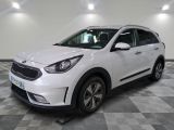 la voiture blanche est garée sur un sol en damier dans le garage