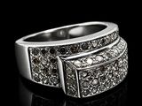 une image d'une bague en diamant sur une surface noire