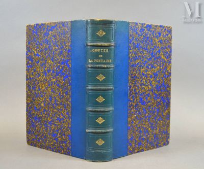 un vieux livre à la couverture bleue posé sur une table