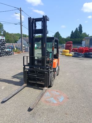 un chariot élévateur à fourche garé dans un parking