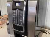 une photo d'une machine à café posée sur une table