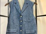 le gilet est suspendu à un porte-vêtements dans une pièce