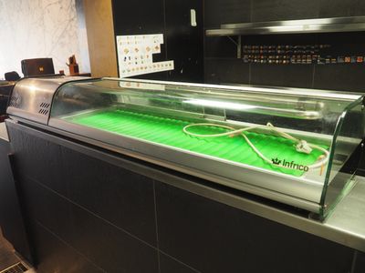 une vitrine en verre contenant un terrain de football à l'intérieur