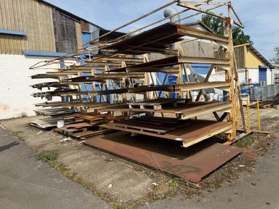 un gros tas de planches de bois posé au bord de la route