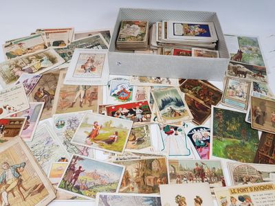 une boîte remplie de vieilles cartes postales posée sur une table