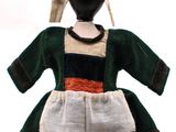 un mannequin vêtu d'une robe verte et blanche et d'un chapeau