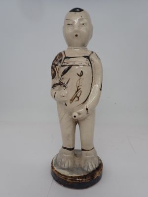 une petite statue représentant un homme avec un oiseau sur l'épaule