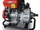 une petite pompe posée sur un support, avec une étiquette de prix dessus
