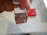 une main qui tient un morceau de plastique transparent