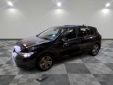 la photo d'une voiture noire garée dans un garage