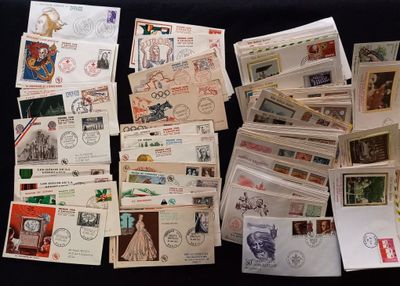 de nombreux timbres de toutes sortes posés sur une table noire