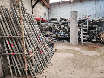 beaucoup de bûches empilées dans une pièce