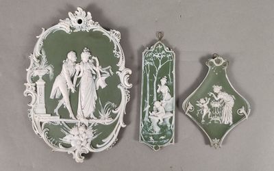 trois tentures murales vertes et blanches sur un fond gris
