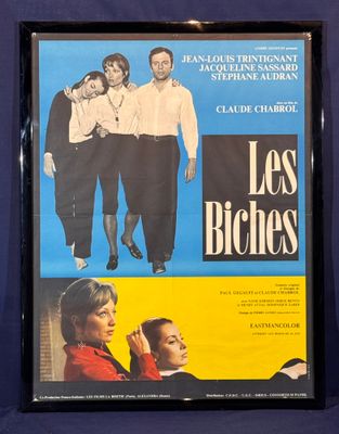 L'affiche du film « Les Bioches » est accrochée au mur.