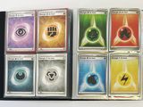 de nombreuses cartes différentes dans la boîte posée sur la table