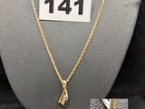 un gros plan sur un mannequin portant un collier et un bracelet