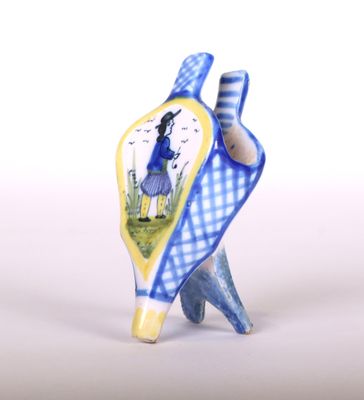un vase bleu et jaune avec l'image d'une femme dessus