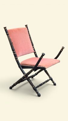 une chaise rose posée sur une surface blanche
