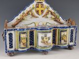 un banc bleu et blanc orné d'un blason