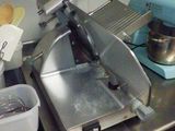 un appareil posé sur le plan de travail de la cuisine