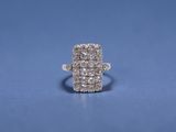 un gros plan d'une bague en diamant posée sur une surface bleue