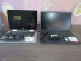 deux ordinateurs portables posés sur une table