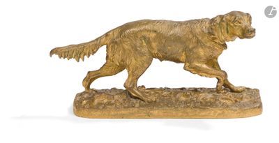 statue d'un golden retriever en train de courir, posée sur un socle en pierre