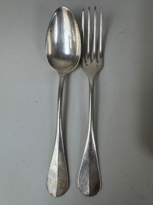 deux cuillères et une fourchette sur une table