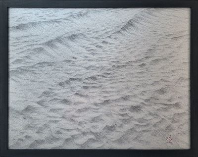une image représentant une photo en noir et blanc de sable, dans un cadre noir