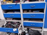 beaucoup d'outils dans les tiroirs du garage
