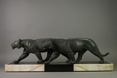 statue représentant une panthère en marche, posée sur un socle en marbre