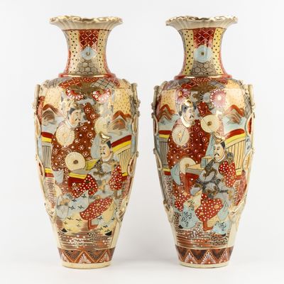 paire de vases japonais ornés de motifs floraux sur fond blanc